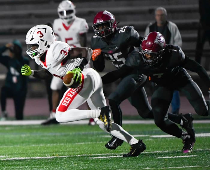 Bennett runs past a diving defender for Westside HS in the SCHSL 4A Playoffs (25th Nov., 2023)